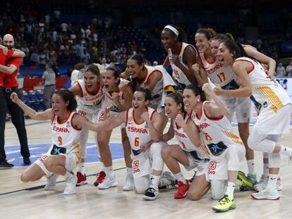 Las jugadoras española celebran el triunfo