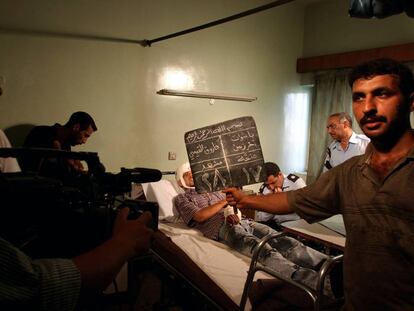 Artistas y actores iraquíes trabajan en una escena de una nueva telenovela que describen la vida bajo la ocupación en Bagdad, Irak.