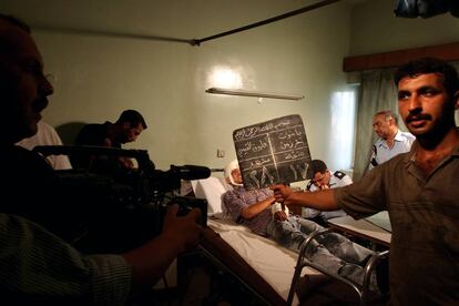 Artistas y actores iraquíes trabajan en una escena de una nueva telenovela que describen la vida bajo la ocupación en Bagdad, Irak.