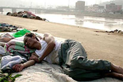 Imagen de uno de los miles surcoreanos que tienen que dormir en la calle.