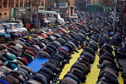 Un grupo de musulmanes recan conjuntamente la oracin anual llamada 'Khoja Digar' en el santuario de Sufi Saint Khawaja Naqashband, el da del aniversario de su muerte, en Srinagar (India).