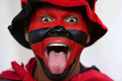 Un aficionado del Flamengo posa antes del inicio del partido semifinal de la Copa Sudamericana disputado entre el Flamengo brasile?o y el Junior de Barranquilla colombiano en el estadio Maracan de Ro de Janeiro (Brasil).