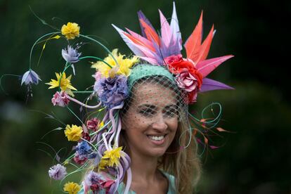 Este colorido y primaveral tocado contrasta con el día lluvioso en Ascot, que ha obligado a muchos caballeros a cubrir sus sombreros con plásticos.