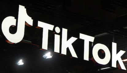 Cartel con el logotipo de TikTok