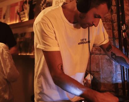 Stefano Cimicata pinchando en Lonely Bar Hi-Fi de Barcelona. 