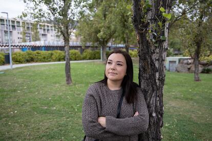 Marta Fernández, de 32 años, en un parque de Málaga, donde pasa unos días junto a su familia.  