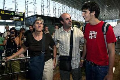 La familia formada por Josep Fusté y Clara Díez, junto a su hijo Aitor, al llegar al aeropuerto de Barcelona.