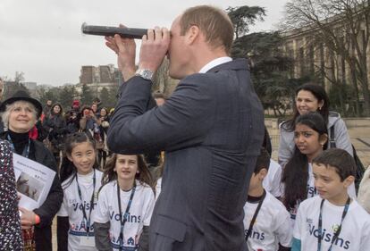 El príncipe, con un catalejo junto a unos niños.