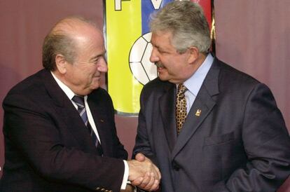 El expresidente de la FIFA Joseph Blatter y Rafael Esquivel, en Caracas.