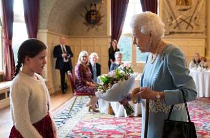 Durante la recepción, la Reina fue obsequiada con un ramo de flores por parte de varios representantes de distintas asociaciones locales de Sandringham.