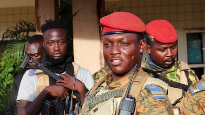El capitán Ibrahim Traoré, líder de la junta militar de Burkina Faso, escoltado por soldados el pasado 2 de octubre de 2022 en Uagadugú.