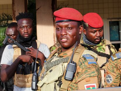 El capitán Ibrahim Traoré, líder de la junta militar de Burkina Faso, escoltado por soldados el pasado 2 de octubre de 2022 en Uagadugú.