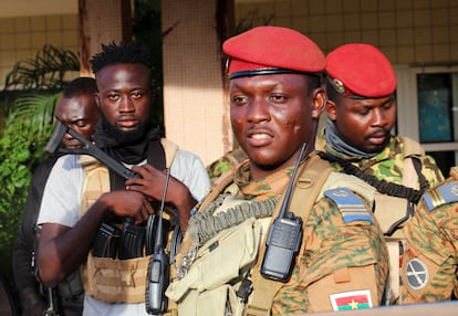 El capitán Ibrahim Traoré, líder de la junta militar de Burkina Faso, escoltado por soldados el pasado 2 de octubre de 2022 en Uagadugú.