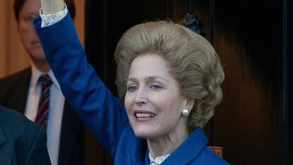 La actriz Gillian Anderson caracterizada como Margaret Thatcher.