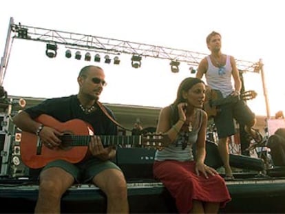 Eduardo, a la izquierda, Lamari y Daniel, durante la prueba de sonido del concierto de Punta Umbría.