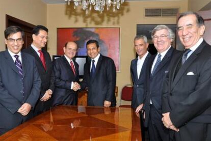 Ollanta Humala (centro) saluda a miembros de la patronal al inicio de una reunión en Lima.