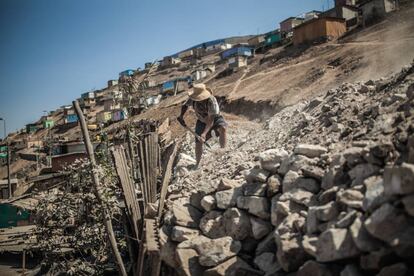 Un vecino de San Juan de Miraflores, Lima, trabaja en la construcción de una carretera que mejorará el acceso al agua de su comunidad.