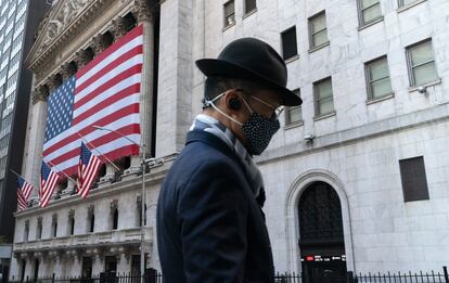 Un hombre pasa frente a la Bolsa de Valores de Nueva York, en noviembre de 2020.