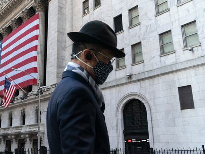 Um homem passa em frente à Bolsa de Valores de Nova York, em novembro de 2020.