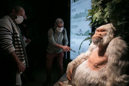 Manolo Velasco y Damià Gibernet junto a la figura de cera de Copito de Nieve