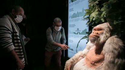 Manolo Velasco y Damià Gibernet junto a la figura de cera de Copito de Nieve