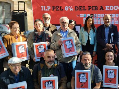 El sindicato CCOO, con otras entidades y partidos, en la entrega de firmas para promover el 6% del PIB en Educación, este martes en el Parlament.