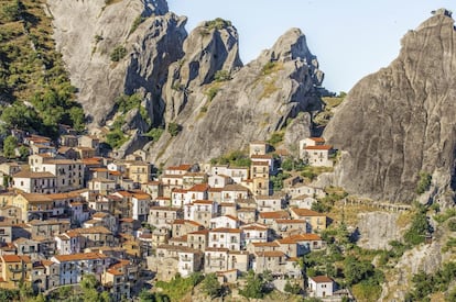 Arthur B. Frommer, autor de libros de viaje, lo incluyó en su guía ‘The best places you've never heard of’ (Los mejores lugares de los que nunca has oído hablar). Como la mayoría de los pueblos de esta fotogalería, Castelmezzano, una aldea agreste y montaraz que perteneció a la Corona de Aragón y en el siglo XIX fue guarida de bandoleros, está incluido en el sello 'I borghi più belli d'Italia' (los pueblos más bellos de Italia), una marca de promoción turística que valora la integridad del tejido urbano, la armonía arquitectónica y la calidad y conservación de su patrimonio artístico.