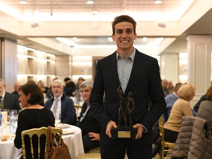 Mariano García, con el trofeo José Luis Alonso.