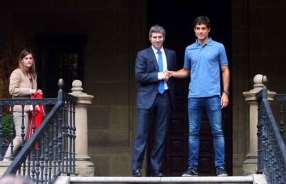 Urrutia y Etxeita estrechan la mano en la entrada al palacio de Ibaigane.