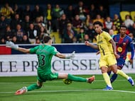 El delantero canadiense Buchanan chuta ante el portero Joan García este domingo, durante el partido entre el Villarreal y el Barcelona en el Estadio de la Cerámica.