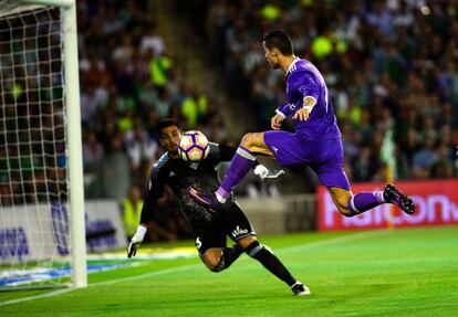 El portero del Betis, Ada, intenta parar el balón lanzado por Cristiano Ronaldo.