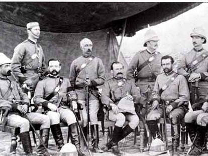 Oficiales británicos del Cuerpo de Guías en 1878. Hamilton es el que está de pie a la derecha, con buena planta. El de más a la izquierda es Battye. Ambos murieron ese año.