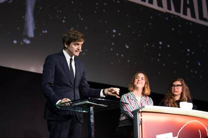 Marc Giró, con Lucía Litjmaer e Isa Calderón.