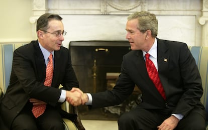 Álvaro Uribe y George W. Bush en La Casa Blanca, el 23 de marzo de 2004.