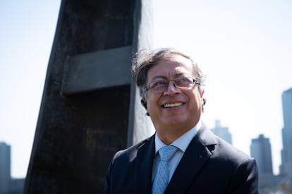 Gustavo Petro en la obra 'Kusikawsay', instalada en el Jardín de Esculturas de la sede de la ONU (Nueva York), el 21 de septiembre de 2022.