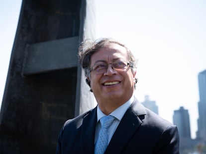 Gustavo Petro en la obra 'Kusikawsay', instalada en el Jardín de Esculturas de la sede de la ONU (Nueva York), el 21 de septiembre de 2022.