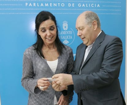 El conselleiro de Contas entrega el informe a la presidenta del Parlamento.