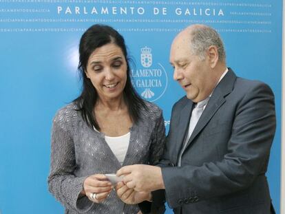 El conselleiro de Contas entrega el informe a la presidenta del Parlamento.