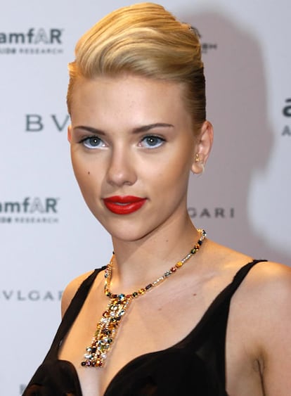 La actriz Scarlett Johansson participará junto a Charlize Theron, Meryl Streep y otras personalidades en el tele maratón organizado por Stand Up To Cancer para recaudar fondos contra esta enfermedad. Las cadenas de televisión estadounidenses NBC, ABC y CBS han donado una hora de publicidad del horario de máxima audiencia del 5 de septiembre para esta iniciativa.