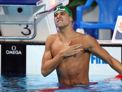 Chad Le Clos celebra la victoria en los 100 mariposa.