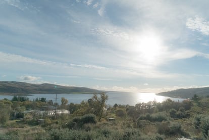 El canal marítimo de Kyles de Bute, que separa el extremo norte de la isla de Bute de la península de Cowal en Argyll, donde se encuentra la comunidad forestal de Kilfinan.