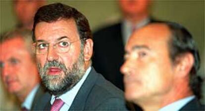 Mariano Rajoy, en el centro, flanqueado por Pedro Morenés (izquierda) y Santiago López Valdivielso, ayer, en el Ministerio del Interior.