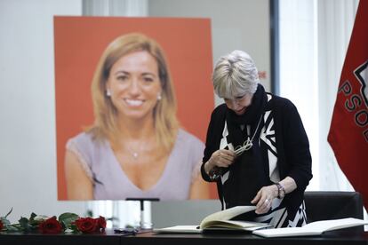 La actriz Concha Velasco frente al libro de condolencias.