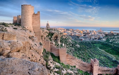 La muralla de Jayrán y el cerro de San Cristóbal, en la ciudad de Almería.