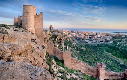 La muralla de Jayrán y el cerro de San Cristóbal, en la ciudad de Almería.