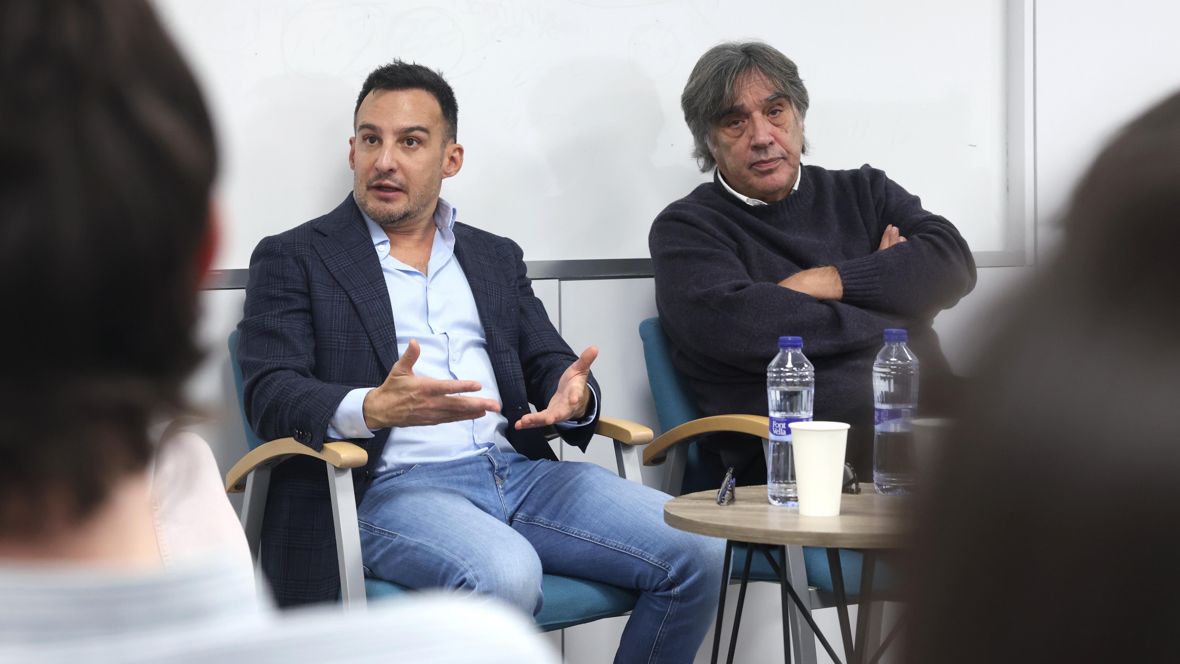 Los directores Alejandro Amenábar y Agustín Díaz Yanes en la Escuela de Periodismo de EL PAíS, en enero. 

