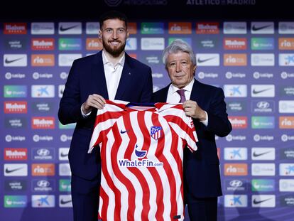 Enrique Cerezo, presidente del Atlético de Madrid (derecha), presenta a Matthew James Doherty, el nuevo jugador del equipo, el pasado 1 de febrero.