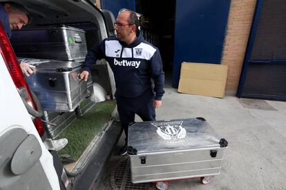 Juan Domínguez, utillero del CD Leganés, descarga el material en Butarque un día antes del partido ante el Real Valladolid.