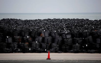 Bolsas de basura que contienen tierra contaminada del accidente de Fukushima, en 2015. 