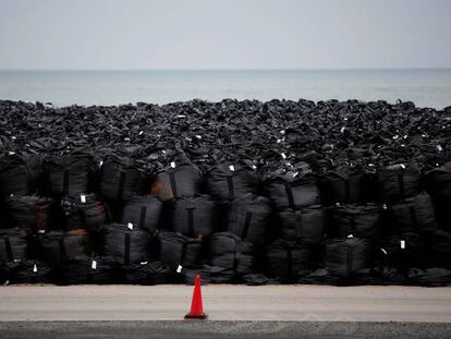 Bolsas de basura que contienen tierra contaminada del accidente de Fukushima, en 2015. 